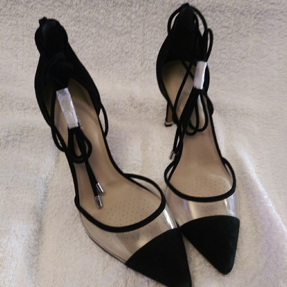 Womens Brand New Kenneth Cole Suede pumps